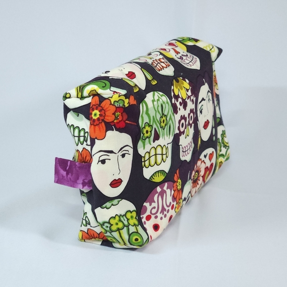 Make-up travel bag with Frida Kahlo and skull faces in eggplant - Picture 4 of 4